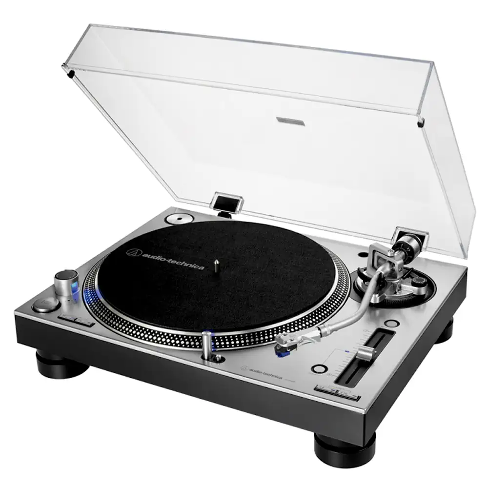 Vista lateral del tocadiscos Audio-Technica at-lp140xp-sv-5 en plata con la tapa protectora subida.