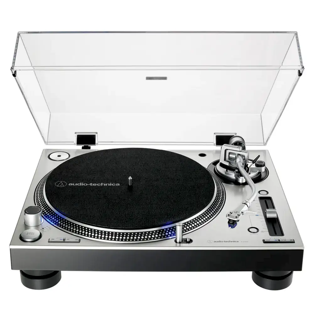 Vista frontal del tocadiscos Audio-Technica at-lp140xp-sv-5 en plata con la tapa protectora subida.