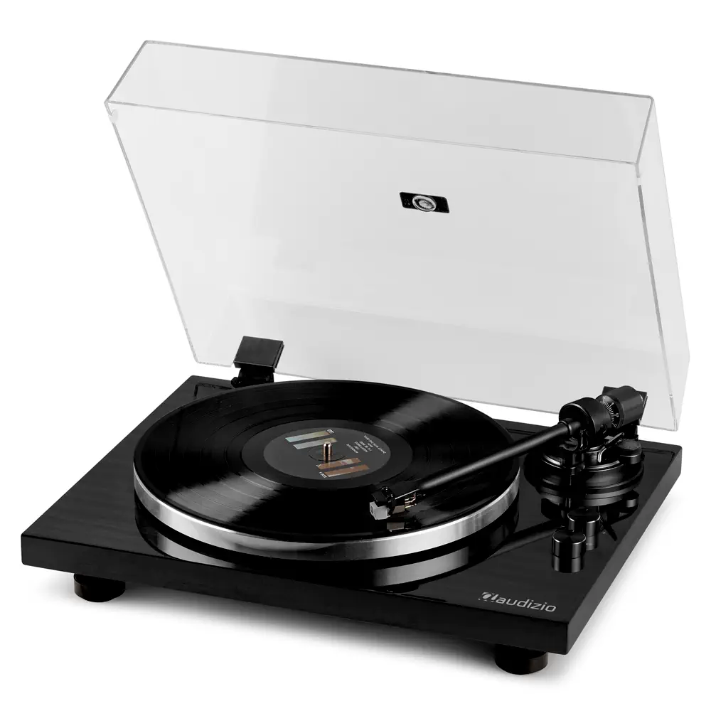 Vista lateral del tocadiscos modelo Toledo de la marca Audizio de color negro con la tapa abierta.
