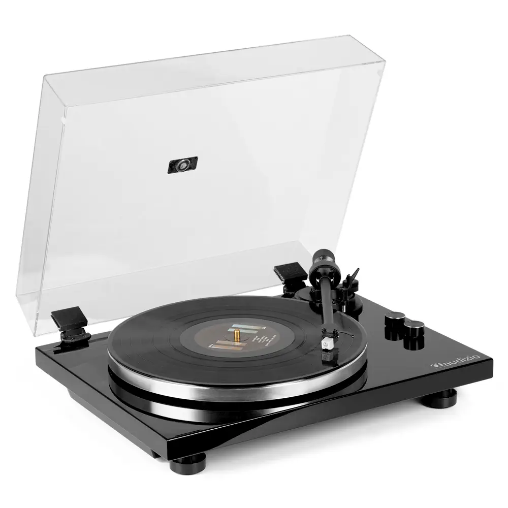 Vista lateral del tocadiscos modelo Toledo de la marca Audizio de color negro con la tapa levantada.