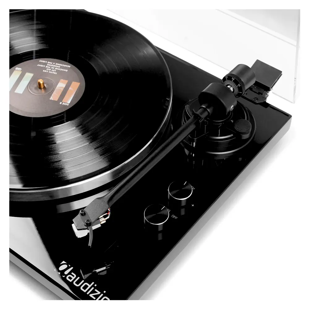 Detalle del brazo del tocadiscos modelo Toledo de la marca Audizio de color negro.