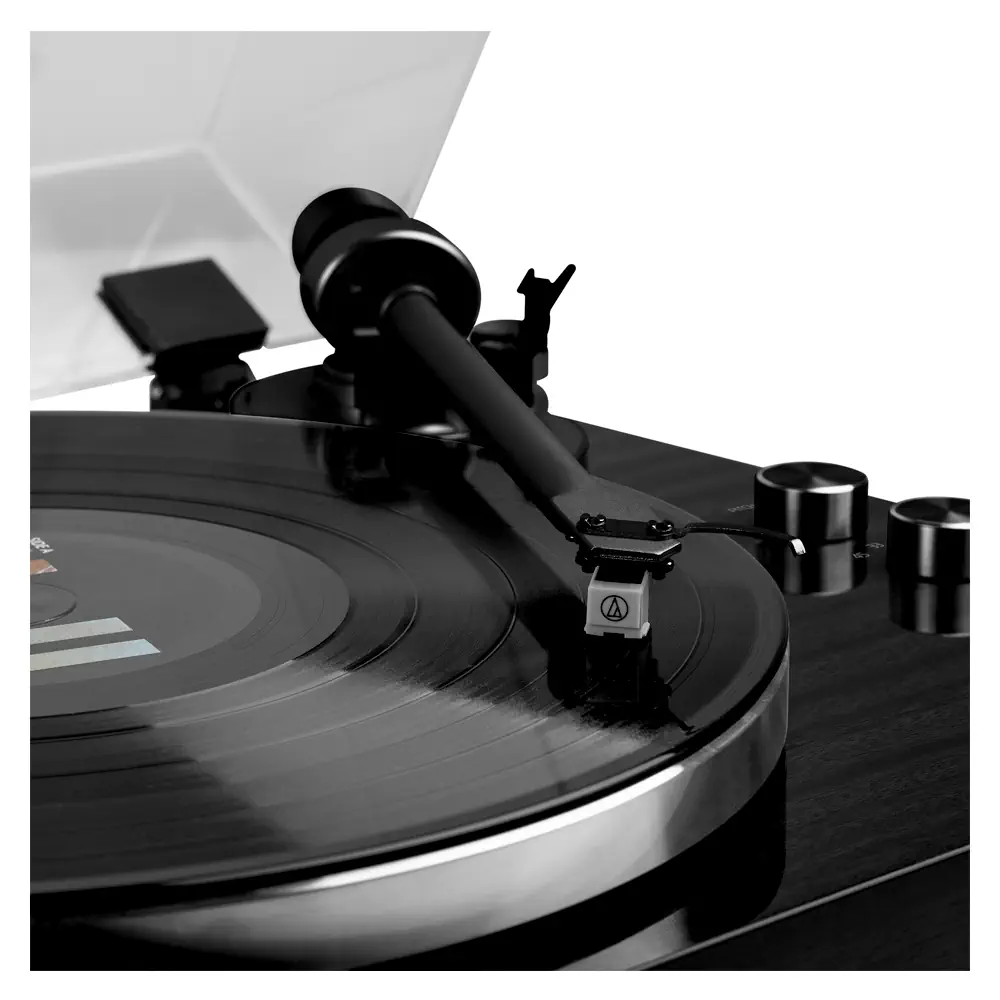 Detalle del brazo del tocadiscos modelo Toledo de la marca Audizio de color negro.