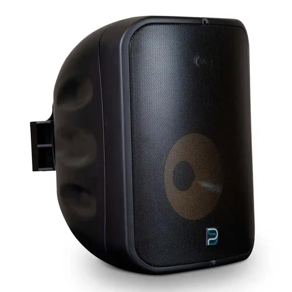 Vista lateral del altavoz Bluesound BSP1000 de color negro con rejilla protectora.