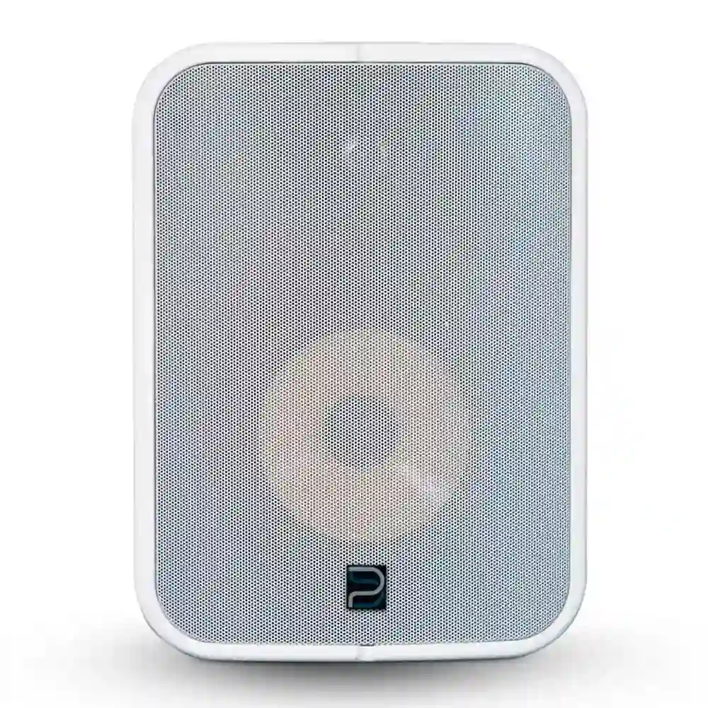 Vista frontal del altavoz Bluesound BSP1000 de color blanco con rejilla protectora.
