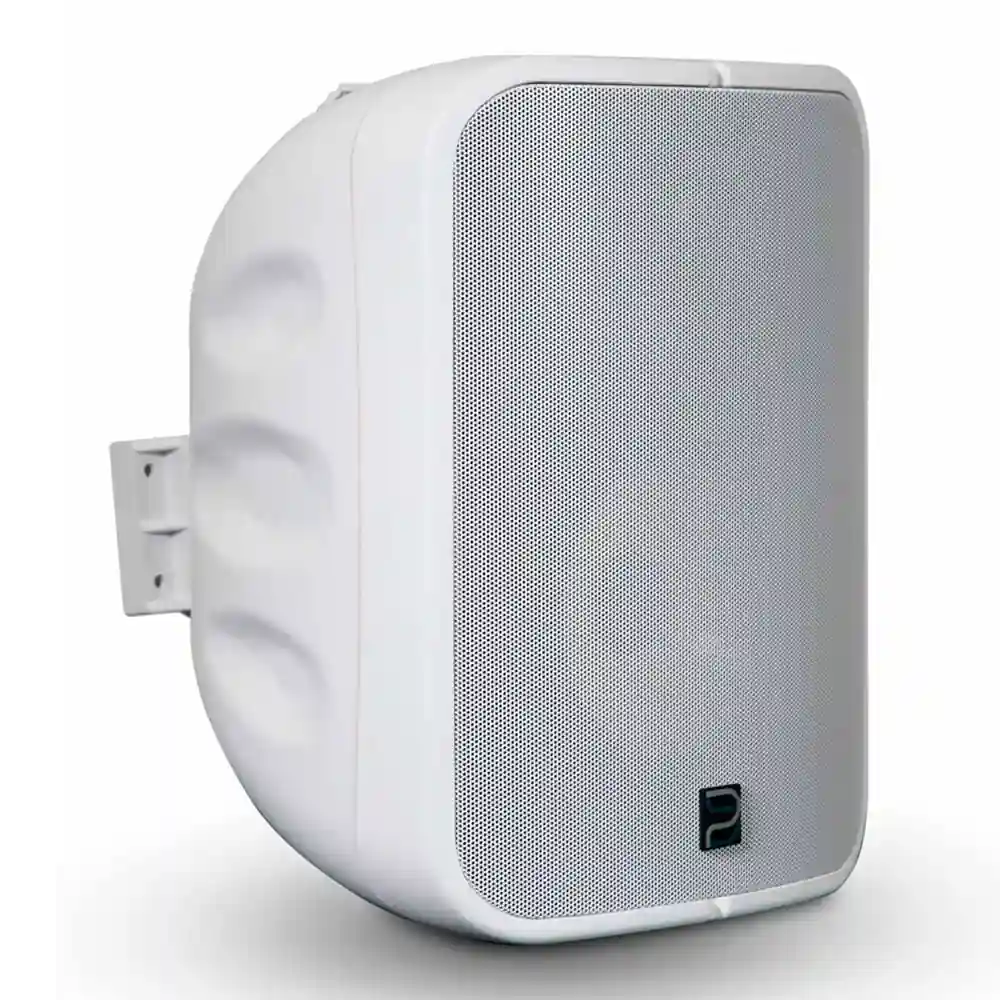 Vista lateral del altavoz Bluesound BSP1000 de color blanco con rejilla protectora.