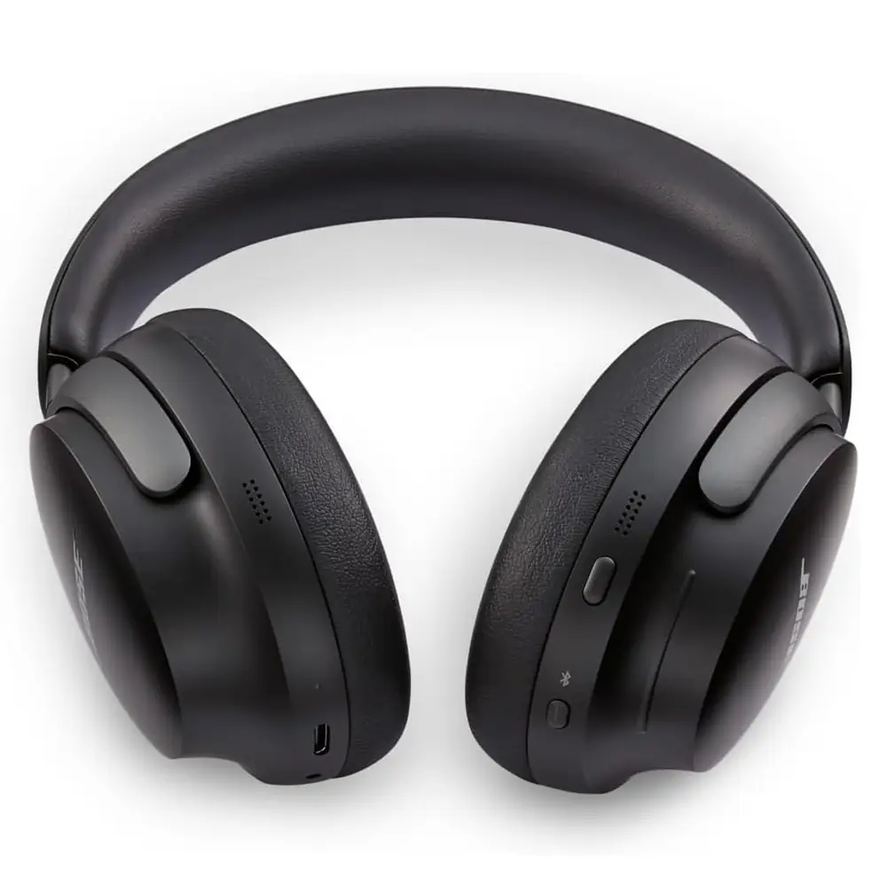 Vista frontal de auriculares bluetooth de la marca Bose, modelo Quietcomfort Ultra 11, de color negro.