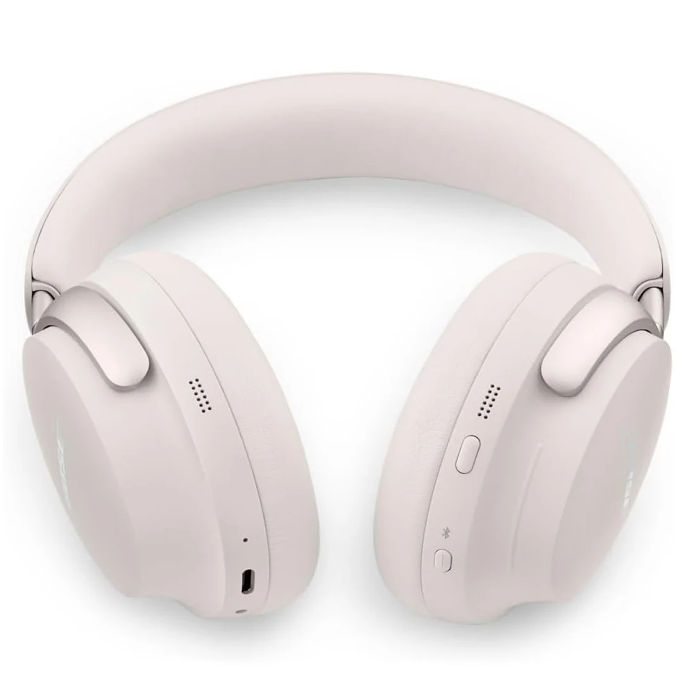 Vista frontal de auriculares bluetooth de la marca Bose, modelo Quietcomfort Ultra 11, de color crema.