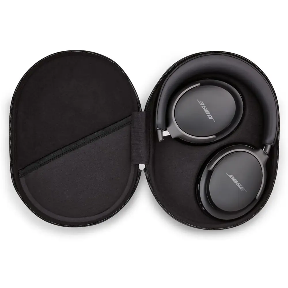 Unos auriculares bluetooth de la marca Bose, modelo Quietcomfort Ultra 11, de color negro, plegados dentro de su funda de transporte.