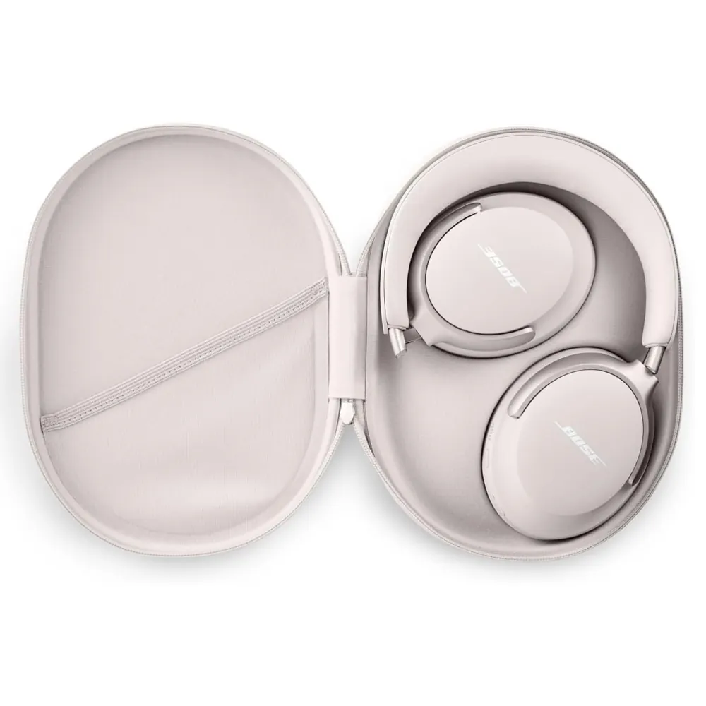 Unos auriculares bluetooth de la marca Bose, modelo Quietcomfort Ultra 11, de color crema, plegados dentro de su funda de transporte.